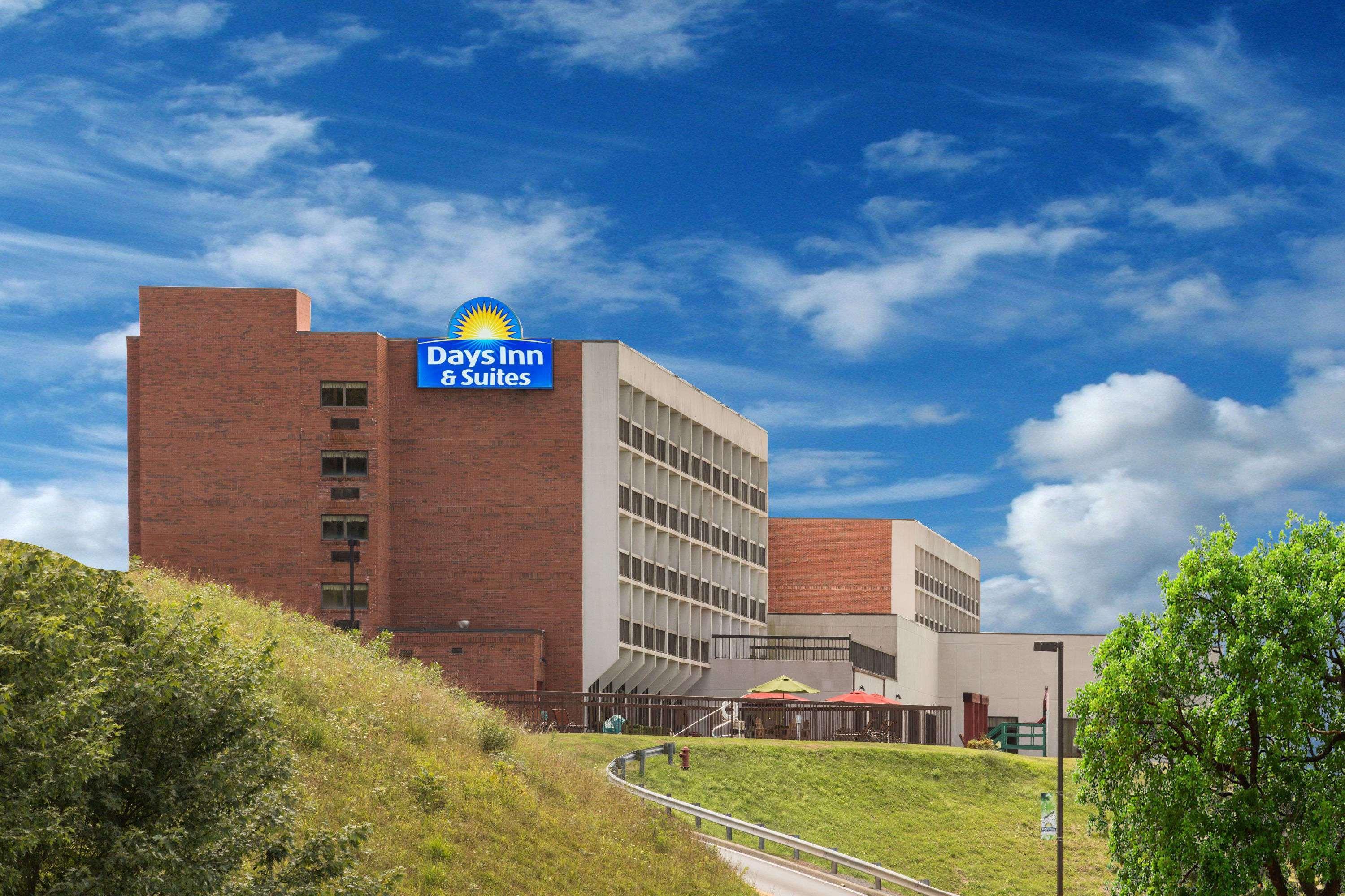 Days Inn & Suites By Wyndham Sutton Flatwoods Eksteriør bilde